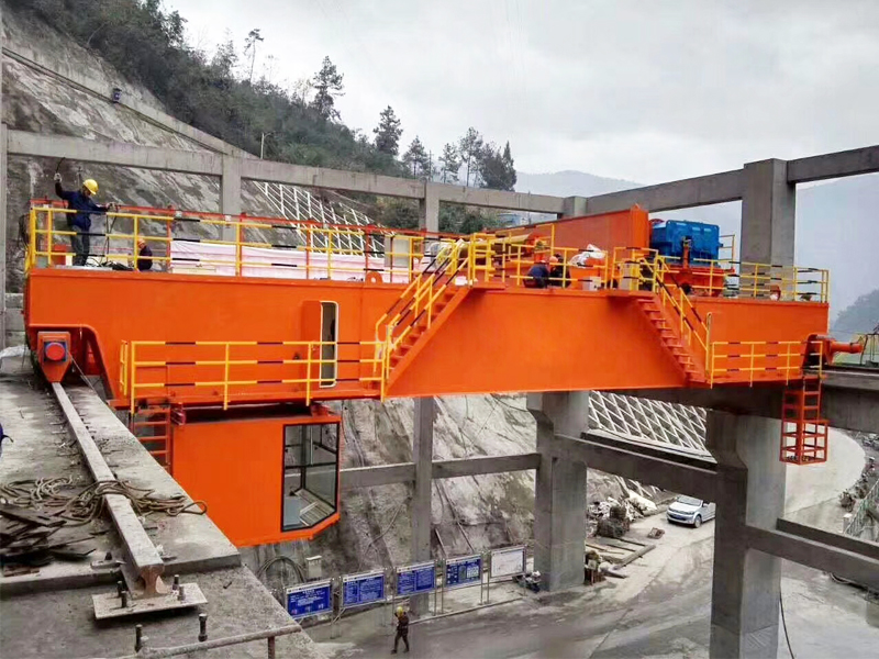 large overhead crane machine
